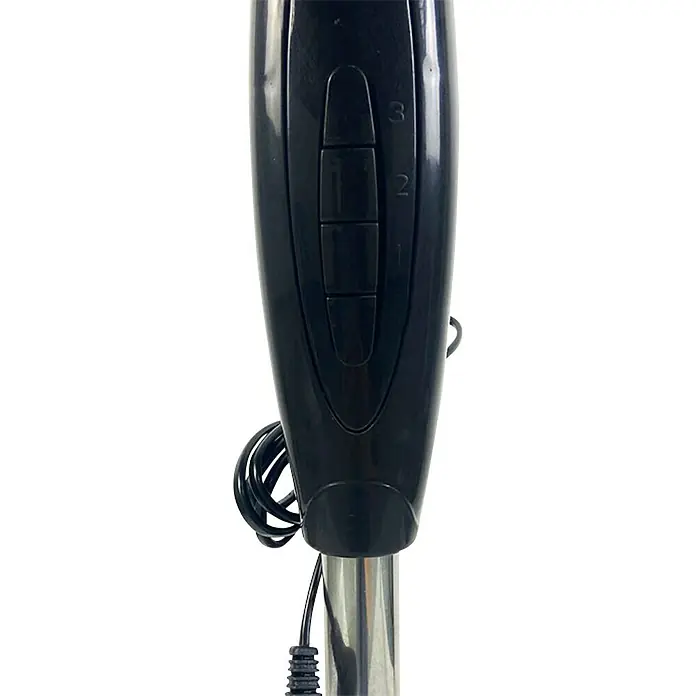 Fulmo Ventilador de pie Cierzo - Negro, 43 cm, 120 cm - Primer plano del panel de control negro de una batidora con tres velocidades y un cable de alimentación conectado.
