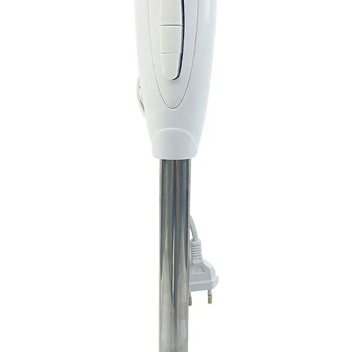Fulmo Ventilador de pie Cierzo - Blanco, 43 cm, 120 cm - Primer plano de una batidora de inmersión blanca con mango cromado, sobre un fondo negro.