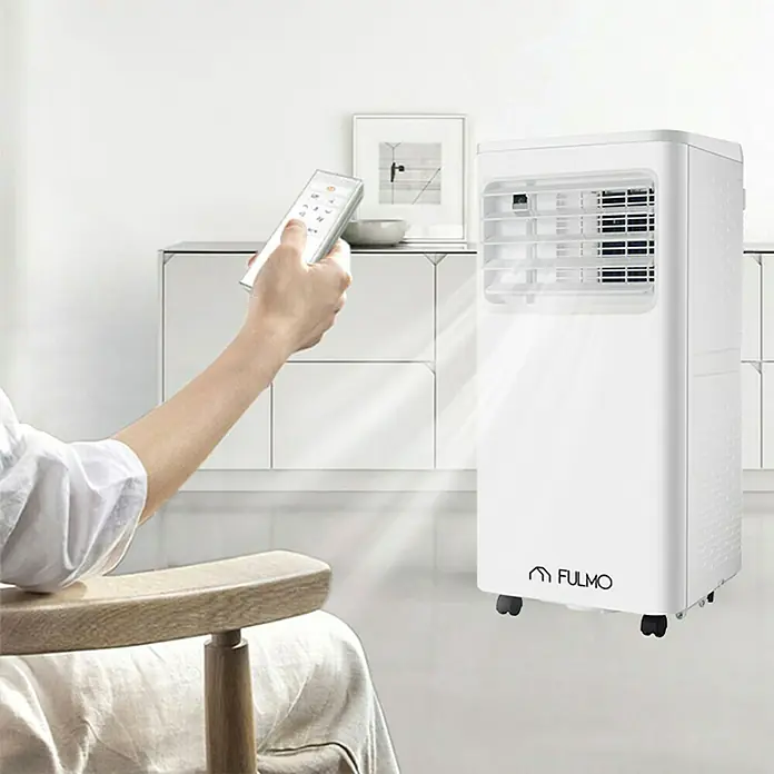 Fulmo Aire acondicionado portátil - 3.500 W, Tamaño de la estancia: 30 m², Blanco - Un aire acondicionado portátil blanco de Fulmo se controla con un mando a distancia, ofreciendo una refrigeración cómoda.
