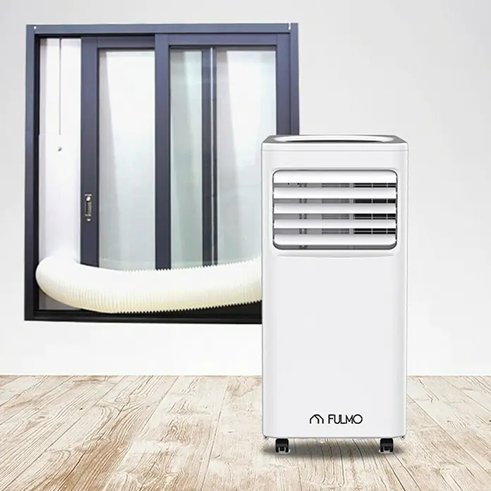Fulmo Aire acondicionado portátil - 3.500 W, Tamaño de la estancia: 30 m², Blanco - Imagen de un aire acondicionado portátil FULMO conectado a una ventana con una manguera, asegurando una refrigeración eficiente.