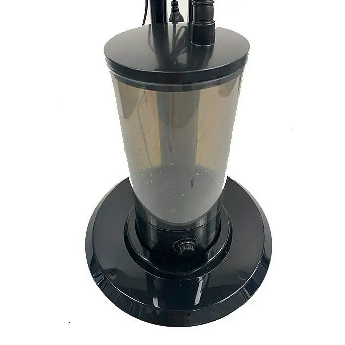 Fulmo Ventilador de pie nebulizador - Negro, 43 cm, 129 cm - Primer plano de un dispositivo de limpieza negro con un recipiente transparente y una base redonda sobre un fondo blanco.