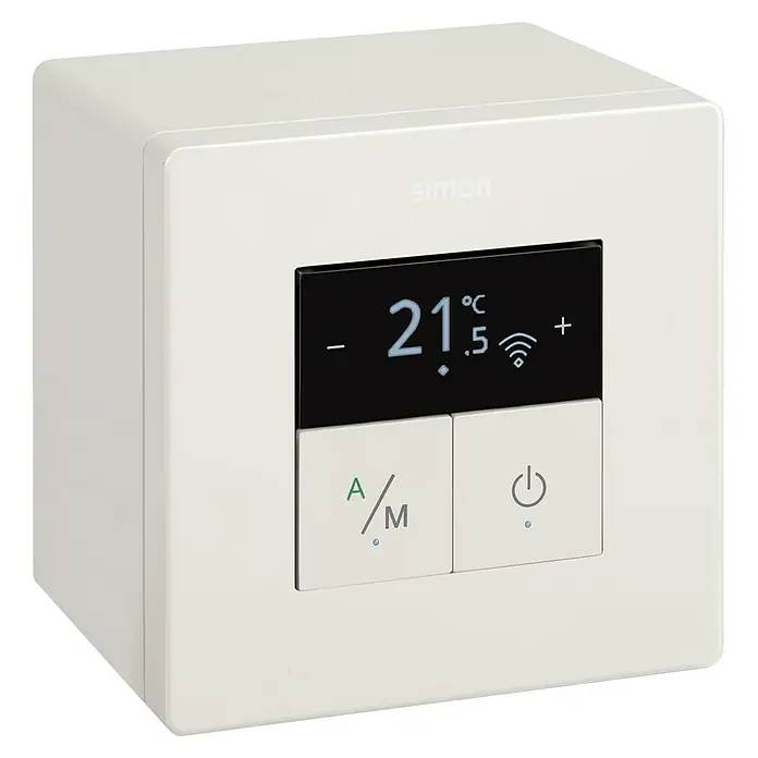 Simon Programador iO - Blanco, 10 A - Primer plano de un termostato inteligente Simon en un hogar moderno, que combina confort y eficiencia energética.