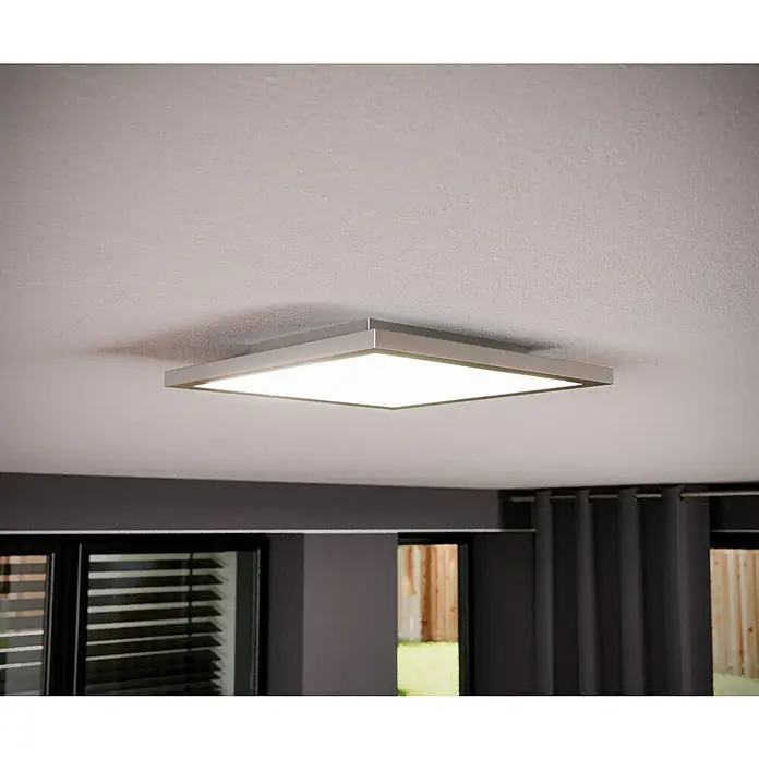 Osram Smart+ LED-Panel Planon Plus - L x B x H: 30 x 30 x 5,6 cm, Weiß, RGBW - Nahaufnahme einer modernen, quadratischen LED-Deckenleuchte, die ein helles, gleichmäßiges Licht in einem stilvollen Raum ausstrahlt.