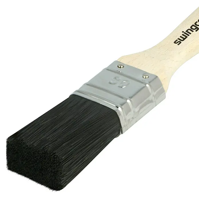 swingcolor Premium Flachpinsel Lack - Breite Borsten: 30 mm, All-in-one-Borsten, Naturholz - Nahaufnahme eines Swingcolor-Pinsels mit schwarzen Borsten und Holzgriff, ideal für präzises Malen.