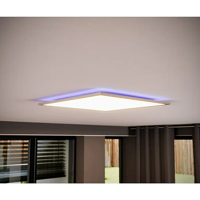 Tween Light LED-Panel RGB-RC-CCT-DIM32,5 W, L x B x H: 59,5 x 59,5 x 5,5 cm, Weiß, RGBW - Eine quadratische LED-Deckenleuchte mit Umgebungsbeleuchtung in einem modernen Raum, die für eine elegante und energieeffiziente Beleuchtung sorgt.
