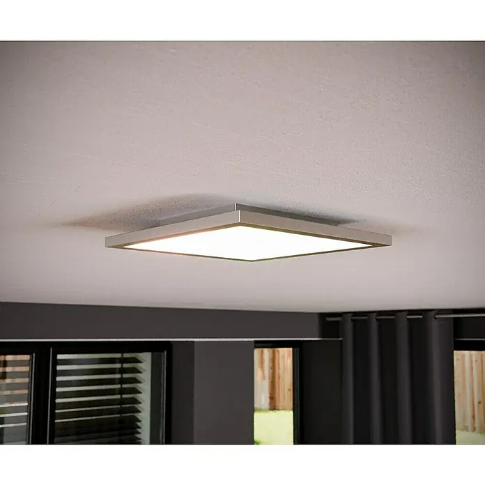 Osram Smart+ LED-Panel Planon Plus - L x B x H: 30 x 30 x 5,6 cm, Weiß, RGBW - Nahaufnahme einer modernen, quadratischen Deckenleuchte mit silbernem Rahmen, die ein helles, gleichmäßiges Licht in einem Raum verbreitet.
