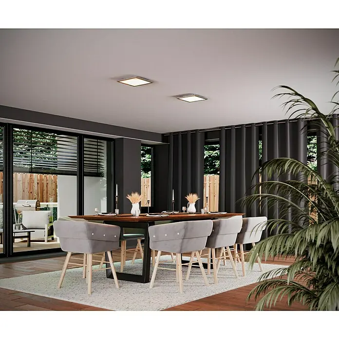 Osram Smart+ LED-Panel Planon Plus - L x B x H: 30 x 30 x 5,6 cm, Weiß, RGBW - Esszimmer mit Esstisch und Stühlen unter quadratischen Deckenleuchten, die eine gemütliche Atmosphäre schaffen.