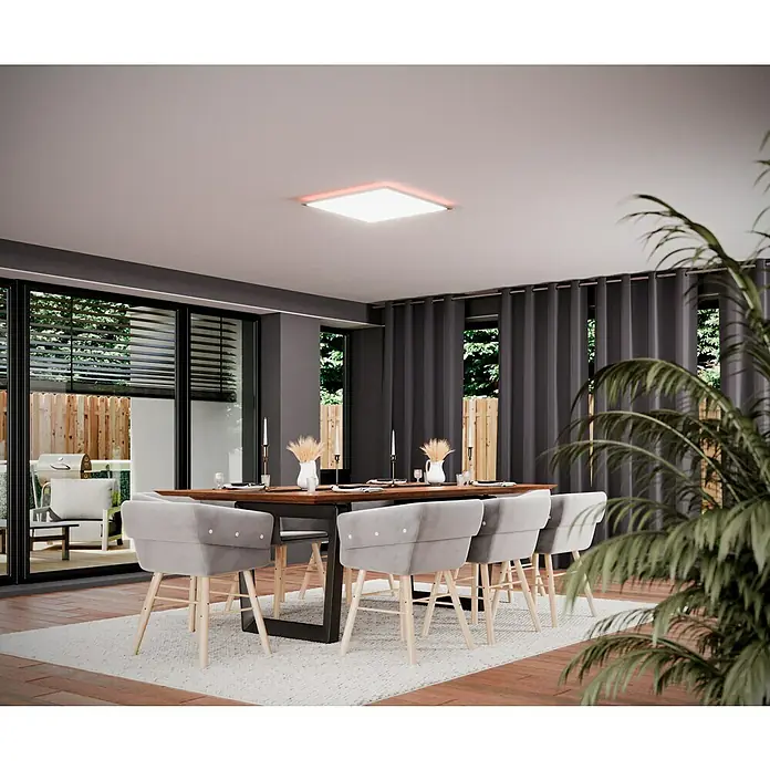 Tween Light LED-Panel RGB-RC-CCT-DIM32,5 W, L x B x H: 59,5 x 59,5 x 5,5 cm, Weiß, RGBW - Ein modernes Esszimmer mit einem Esstisch und Stühlen unter einer quadratischen LED-Deckenleuchte. Perfekt für stilvolle Beleuchtung im Raum.