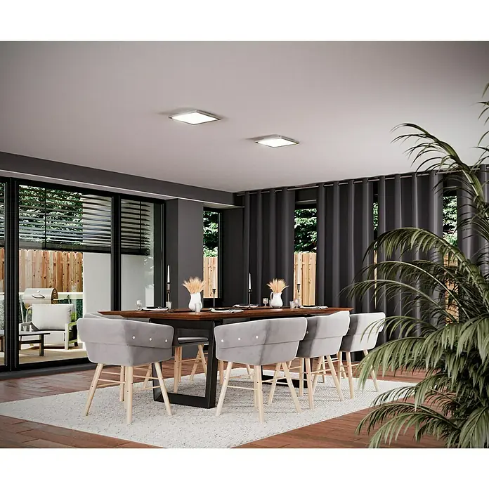 Osram Smart+ LED-Panel Planon Plus - L x B x H: 30 x 30 x 5,6 cm, Weiß, RGBW - Elegantes Esszimmer mit Holztisch, grauen Stühlen und modernen Deckenleuchten. Das Zimmer ist hell und einladend gestaltet.