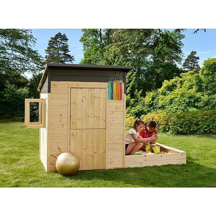 Soulet Spielhaus Palm Springs - L x B x H: 264 x 160 x 160 cm, Holz - Ein hölzernes Spielhaus mit Sandkasten und Tür, geschmückt mit einem Traumfänger, bietet Kindern einen fantasievollen Spielbereich im Freien.