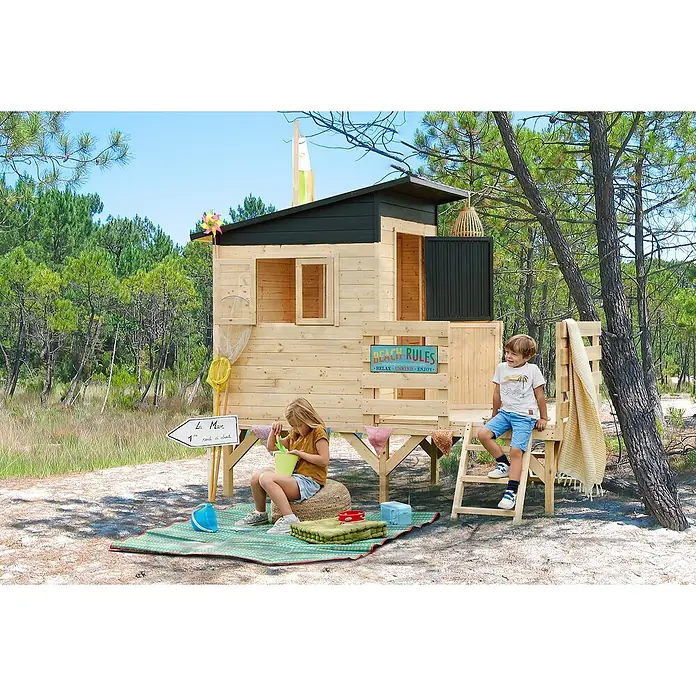 Soulet Spielhaus Oakland - L x B x H: 187 x 261 x 216 cm, Holz - Kinder spielen im Holzspielhaus im Freien. Das Spielhaus hat ein schwarzes Dach und eine Treppe.