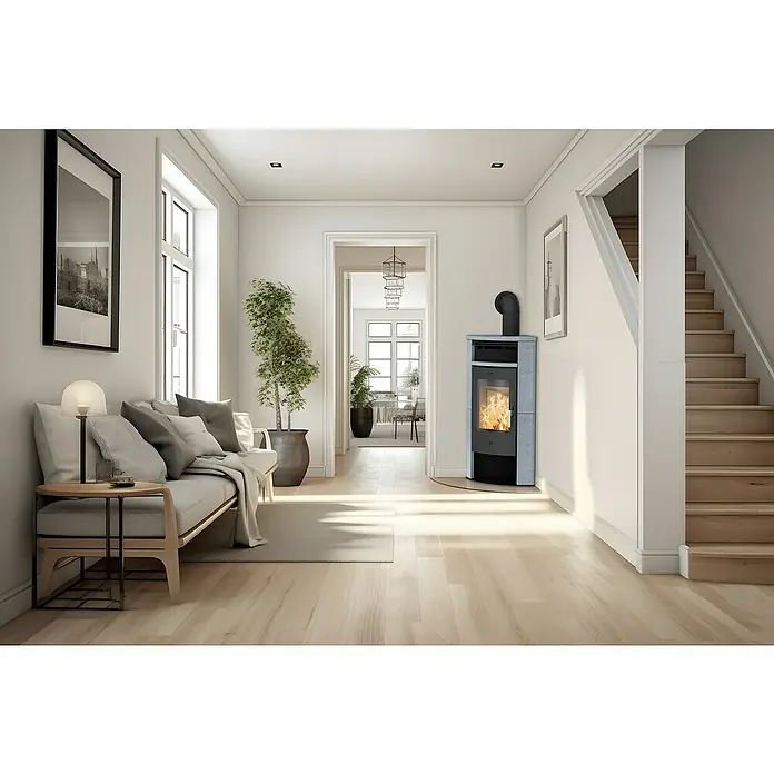 Fireplace Kaminofen Malta - 6,4 kW - 7,5 kW, Raumheizvermögen: 108 m³, Material Verkleidung: Speckstein, Schwarz - Heller Wohnraum mit einem modernen Kaminofen als zentralem Element, der Wärme und Stil vereint. Elegante Einrichtung und natürliche Lichtquellen.