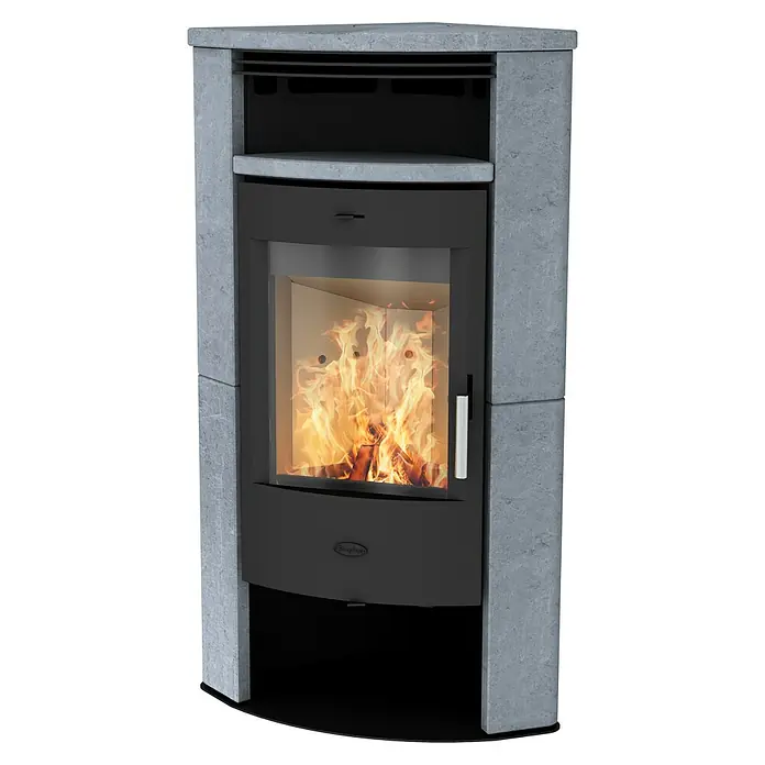 Fireplace Kaminofen Malta - 6,4 kW - 7,5 kW, Raumheizvermögen: 108 m³, Material Verkleidung: Speckstein, Schwarz - Nahaufnahme eines modernen Kaminofens mit Steinverkleidung und brennendem Feuer im Inneren, der Wärme und Gemütlichkeit ausstrahlt.