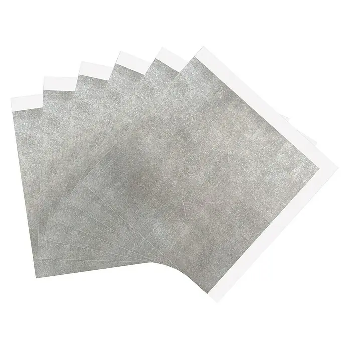D-c-fix Fliesensticker - 6 Stk., 33,5 x 33,5 cm, Solid Concrete - Mehrere silberfarbene Vinyl-Bodenfliesen mit weißen Klebestreifen liegen übereinander. Optimal zum Renovieren des Wohnraums.