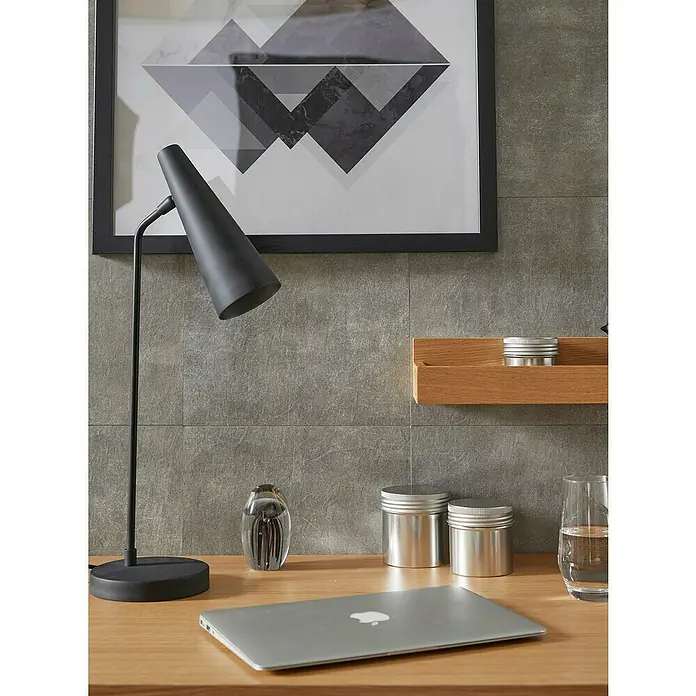 D-c-fix Fliesensticker - 6 Stk., 33,5 x 33,5 cm, Solid Concrete - Elegante schwarze Schreibtischlampe neben stilvollen Deko-Objekten und einem Laptop auf einem hellen Holztisch.