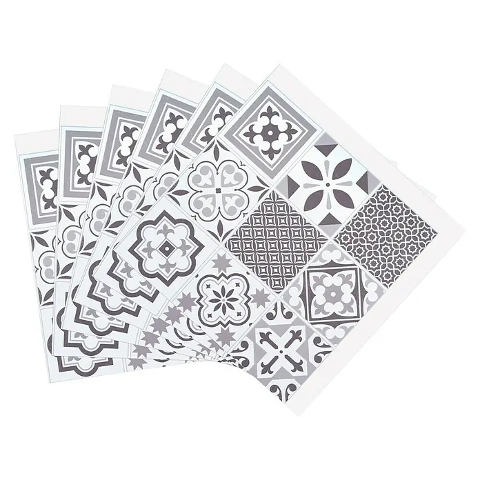 D-c-fix Fliesensticker - 6 Stk., 33,5 x 33,5 cm, Oriental Tiles - Nahaufnahme von sechs dekorativen, grauen quadratischen Platzsets mit verschiedenen geometrischen Mustern auf schwarzem Hintergrund.