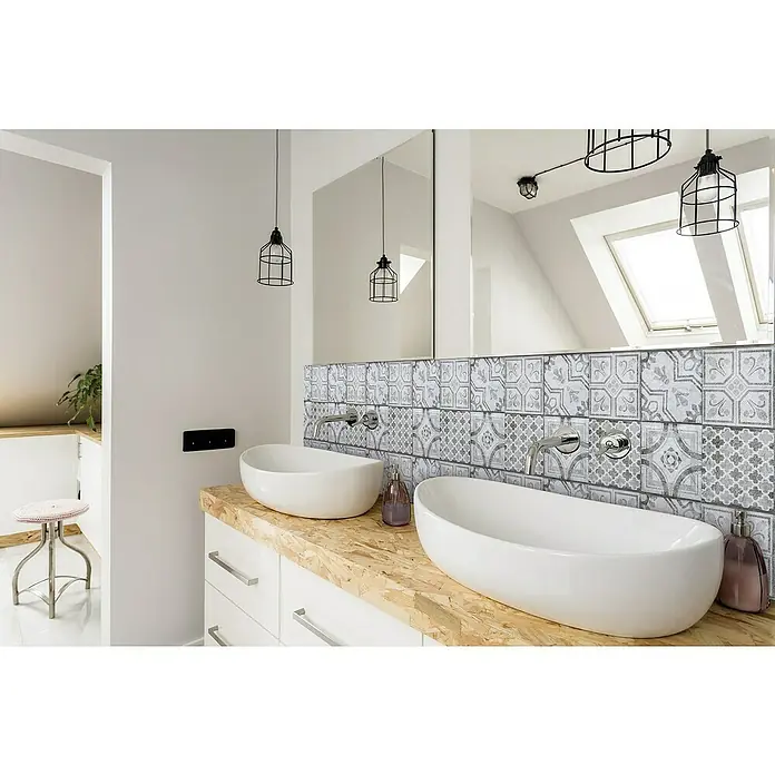 D-c-fix Fliesensticker - 6 Stk., 33,5 x 33,5 cm, Oriental Tiles - Elegantes Badezimmer mit zwei Aufsatzwaschbecken auf einer Holzplatte, akzentuiert durch dekorative Fliesen und moderne Hängeleuchten.
