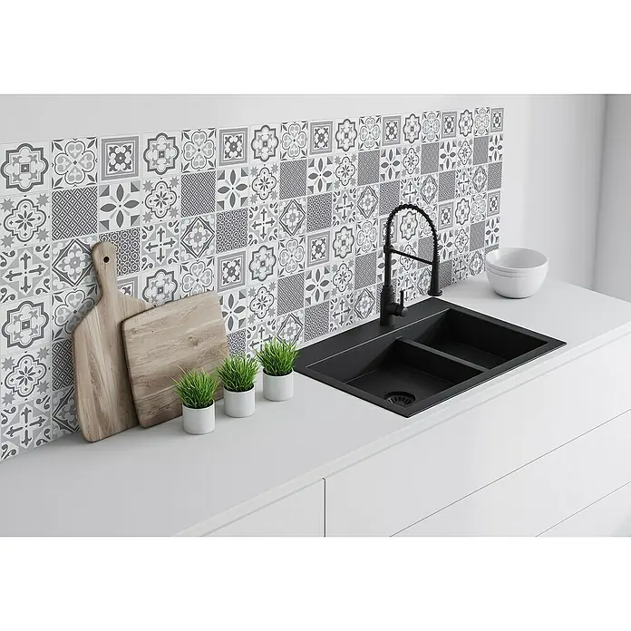 D-c-fix Fliesensticker - 6 Stk., 33,5 x 33,5 cm, Oriental Tiles - Küchenspüle mit zwei Becken und Armatur auf einer weißen Arbeitsplatte mit grau gemusterten Fliesen im Hintergrund.