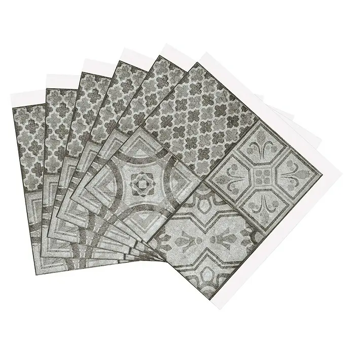 D-c-fix Fliesensticker - 6 Stk., 33,5 x 33,5 cm, Moroccan Style - Ein Stapel dekorativer Bodenfliesen mit einem komplexen Vintage-Muster in Grau- und Weißtönen. Ideal für stilvolle Wohnräume.