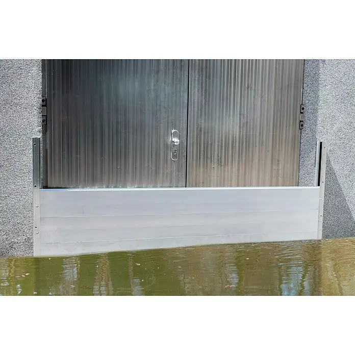 Masys Hochwasser-Kit Standard120 x 80 cm - Floodstop Hochwasserschutz vor einer Tür.