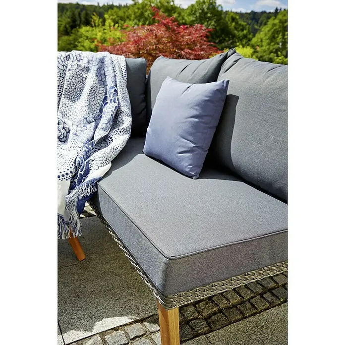 Sunfun Loungemöbel-Set Maren - 3 -tlg., Akazie/Polyrattan/Aluminium, Grau, Braun, Blau - Detailansicht eines grauen Gartensofas mit blauer Decke und Kissen, ideal für entspannte Stunden im Freien. Stilvolles Design trifft auf Komfort.