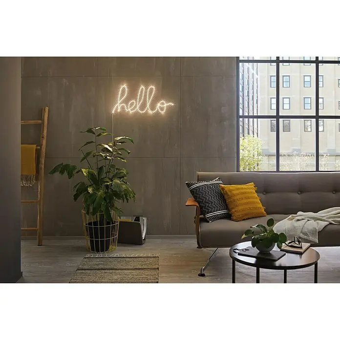Paulmann LED-Band FlexLED 3D Basisset - Länge: 1,5 m, Lichtfarbe: Warmweiß, 6,5 W, 480 lm - Wohnzimmer mit bequemen grauem Sofa, Holztisch, trendiger Neon-Leuchtreklame "Hallo" und Zimmerpflanze für eine gemütliche Atmosphäre.
