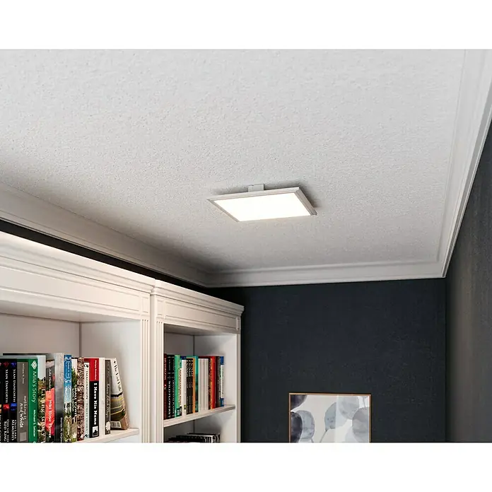 Tween Light LED-Panel 4000K - 13 W, L x B x H: 30 x 30 x 5 cm, Weiß, Neutralweiß - Eine Nahaufnahme einer quadratischen Deckenleuchte mit silberfarbenem Rahmen, die an einer weißen Decke montiert ist.