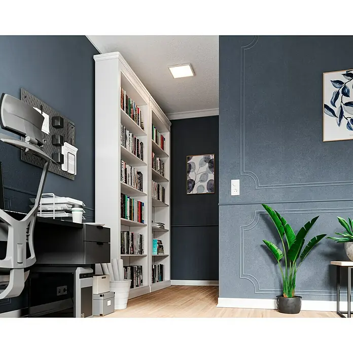 Tween Light LED-Panel 4000K - 13 W, L x B x H: 30 x 30 x 5 cm, Weiß, Neutralweiß - Elegantes Büro mit weißem Bücherregal, Schreibtisch und Zimmerpflanzen vor einer dunkelblauen Wand.