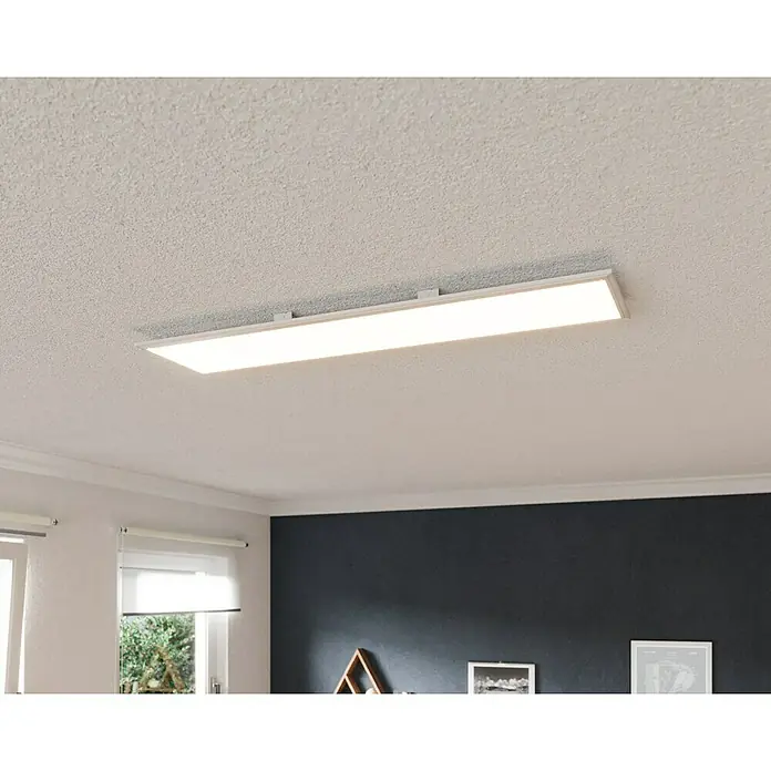 Tween Light LED-Panel 4000K - 33 W, L x B x H: 120 x 30 x 5 cm, Weiß, Neutralweiß - Eine längliche Deckenleuchte mit einer hellen, rechteckigen Lichtfläche und einem schmalen, weißen Rahmen ist an einer strukturierten Decke montiert.