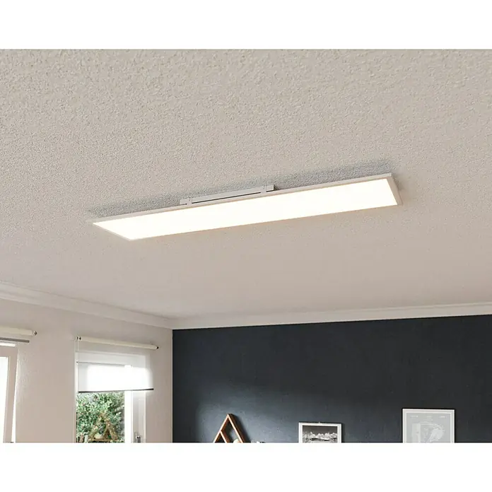 Tween Light LED-Panel RC-CCT-DIM - 36 W, L x B x H: 120 x 30 x 5 cm, Weiß, Mehrfarbig - Nahaufnahme einer modernen, rechteckigen LED-Deckenleuchte mit Chrombefestigung, die in einem Raum mit dunkler Akzentwand installiert ist.