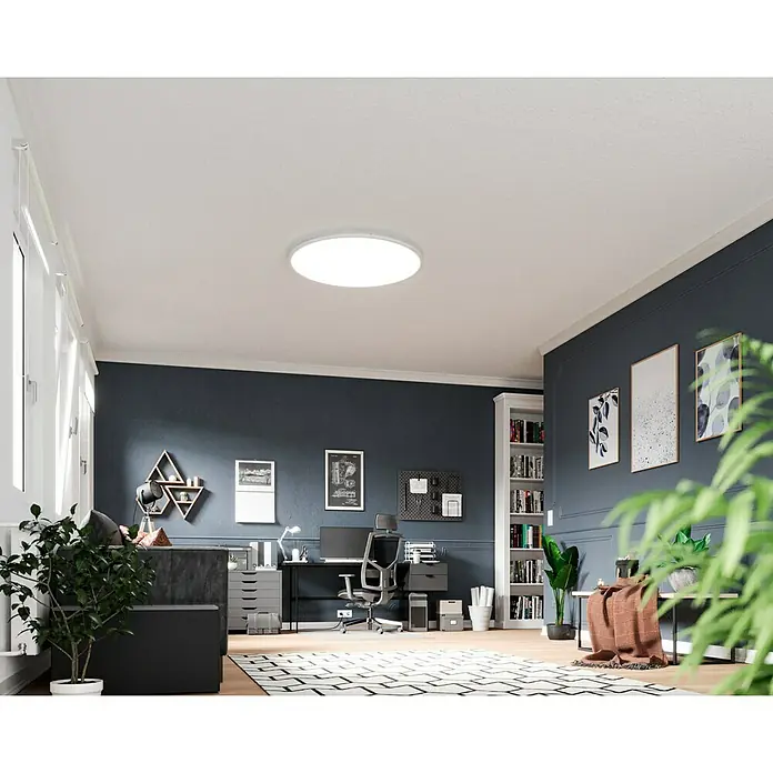Tween Light LED-Panel rund RC-CCT-DIM - 58 W, Ø x H: 100 x 5 cm, Weiß, Mehrfarbig - Der Raum wird von einer modernen, runden Deckenleuchte erhellt. Sie ist ein elegantes Detail in einem zeitgemäßen Arbeitszimmer mit dunklen Wänden.