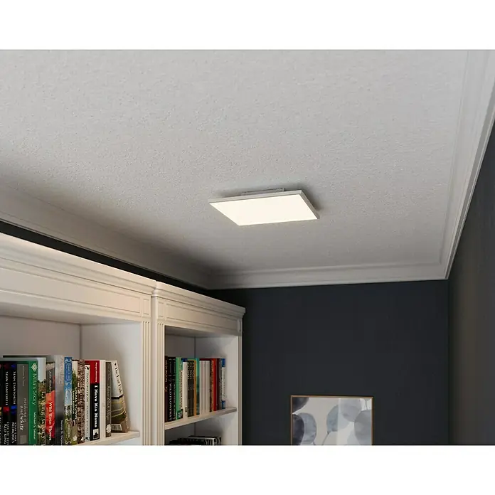 Tween Light LED-Panel RC-CCT-DIM - 18 W, L x B x H: 30 x 30 x 5 cm, Weiß, Mehrfarbig - Eine moderne, quadratische Deckenleuchte mit LED-Panel beleuchtet einen Raum mit Bücherregal und dunkler Akzentwand.