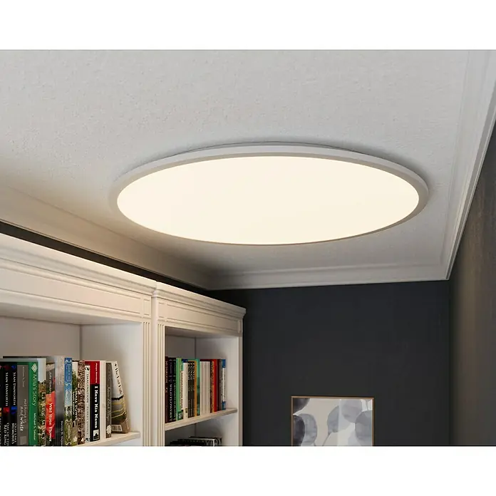 Tween Light LED-Panel rund RC-CCT-DIM - 58 W, Ø x H: 100 x 5 cm, Weiß, Mehrfarbig - Nahaufnahme einer runden Deckenleuchte in einem Raum mit Bücherregal und dunkler Wand.