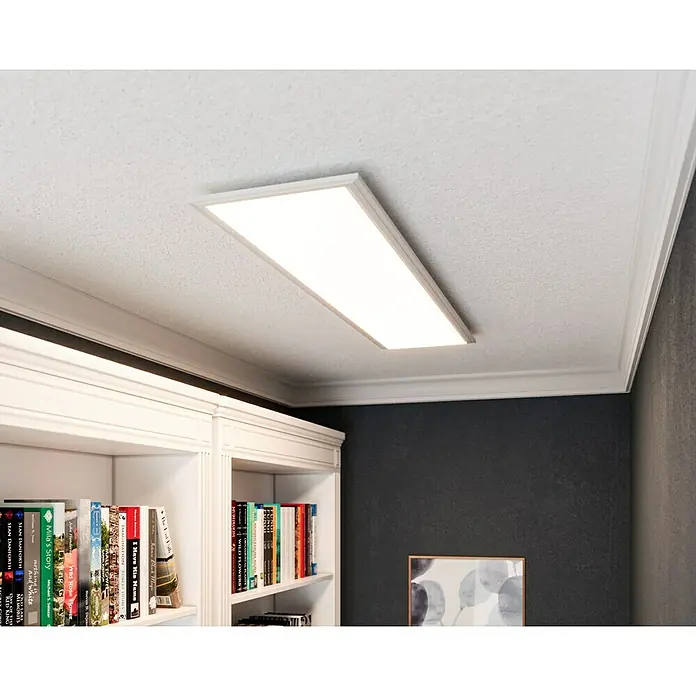 Tween Light LED-Panel 4000K - 33 W, L x B x H: 120 x 30 x 5 cm, Weiß, Neutralweiß - Eine rechteckige LED-Deckenleuchte in einem Raum mit Bücherregal, die für eine helle und moderne Beleuchtung sorgt.
