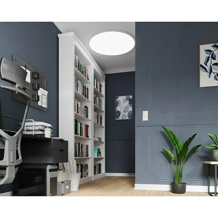 Tween Light LED-Panel rund RC-CCT-DIM - 58 W, Ø x H: 100 x 5 cm, Weiß, Mehrfarbig - Ein stilvolles Arbeitszimmer mit einem großen Bücherregal, einem Schreibtisch und einer Zimmerpflanze, die eine ruhige und produktive Atmosphäre schafft.
