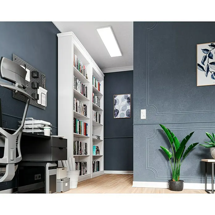 Tween Light LED-Panel RC-CCT-DIM - 36 W, L x B x H: 120 x 30 x 5 cm, Weiß, Mehrfarbig - Bürointerieur mit Bücherregal. Die Einrichtung umfasst einen Schreibtisch, einen Stuhl und ein Bücherregal, das mit Büchern gefüllt ist.