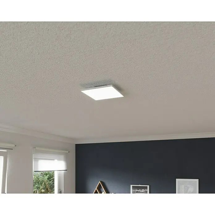 Tween Light LED-Panel RC-CCT-DIM - 18 W, L x B x H: 30 x 30 x 5 cm, Weiß, Mehrfarbig - Nahaufnahme einer modernen, quadratischen Deckenleuchte, die helles Licht in einem Raum mit dunkler Wand abgibt.