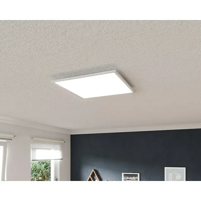Tween Light LED-Panel RGB-RC-CCT-DIM32,5 W, L x B x H: 59,5 x 59,5 x 5,5 cm, Weiß, RGBW - Eine moderne, quadratische LED-Deckenleuchte, die helles Licht in einem Raum mit strukturierten Decken und blauen Wänden spendet.