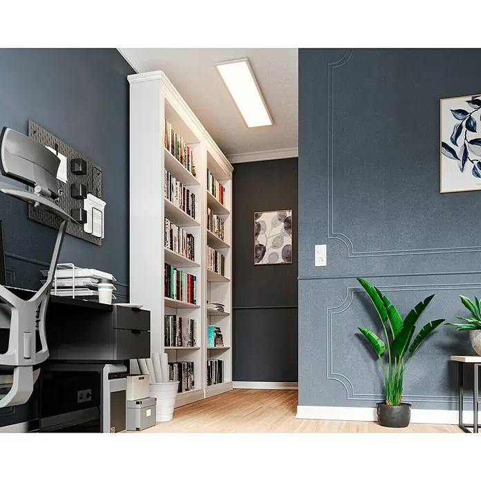 Tween Light LED-Panel RGB-RC-CCT-DIM - 32,5 W, L x B x H: 120 x 30 x 5,5 cm, Weiß, RGBW - Ein helles, modernes Heimbüro mit Bücherregalen, Schreibtisch und Zimmerpflanzen. Die Beleuchtung ist hell und die Farbpalette beruhigend.