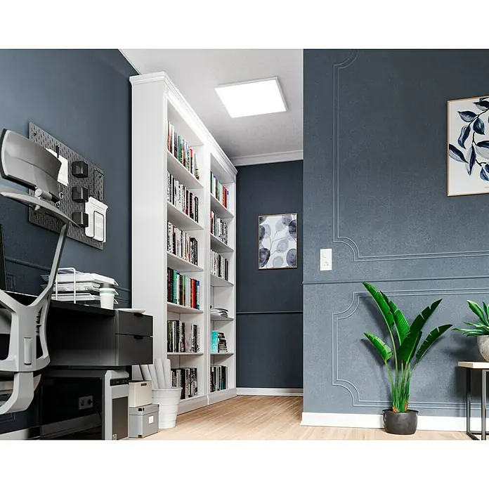 Tween Light LED-Panel RGB-RC-CCT-DIM32,5 W, L x B x H: 59,5 x 59,5 x 5,5 cm, Weiß, RGBW - Ein elegantes Büro mit einem großen, weißen Bücherregal voller Bücher, einem Schreibtisch und stilvollen Dekorationen.