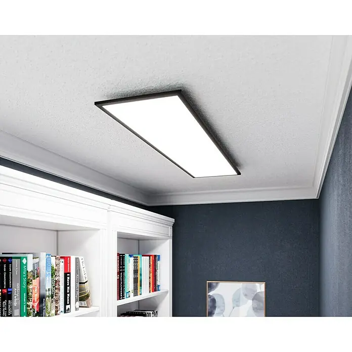Tween Light LED-Panel CCT-RC-DIM - 32,5 W, L x B x H: 120 x 30 x 5 cm - Eine moderne, rechteckige Deckenleuchte mit schlankem, schwarzem Rahmen, die ein helles, gleichmäßiges Licht in einem stilvollen Raum spendet.