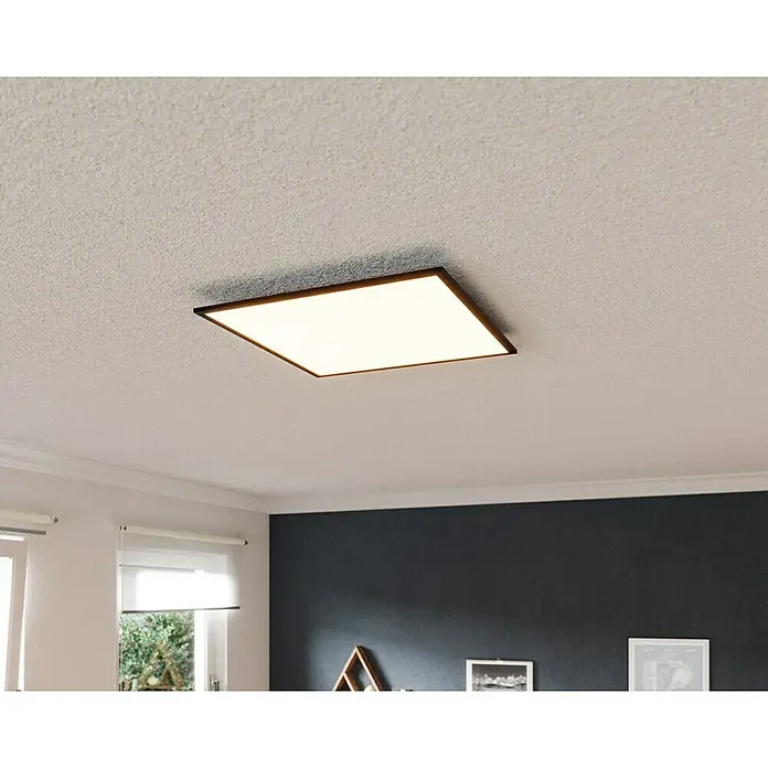 Tween Light LED-Panel CCT-RC-DIM32,5 W, L x B x H: 60 x 60 x 5 cm - Deckenleuchte in quadratischer Form mit einem dunklen Rahmen und einer hellen, diffusen Beleuchtung, die an einer weißen Decke montiert ist.