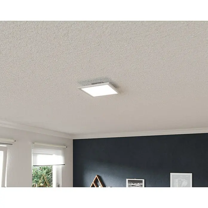 Tween Light LED-Panel RGB-RC-CCT-DIM - 15,5 W, L x B x H: 30 x 30 x 5,5 cm, Weiß, RGBW - Eine quadratische Deckenleuchte mit einem schlanken, weißen Rahmen an einer strukturierten Decke. Sie spendet helles, gleichmäßiges Licht im Raum.
