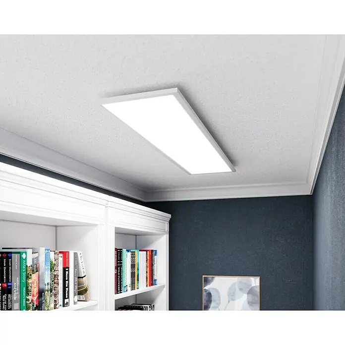 Tween Light LED-Panel RGB-RC-CCT-DIM - 32,5 W, L x B x H: 120 x 30 x 5,5 cm, Weiß, RGBW - Das Bild zeigt eine moderne LED-Deckenleuchte, die in einem stilvollen Raum mit Bücherregal und dekorativer Wand montiert ist.
