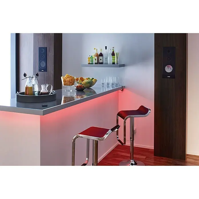 Paulmann YourLED LED-Band - 3 m, RGB - Eine moderne Bar mit Canton Lautsprechern. Die Lautsprecher sind unauffällig in die Wand integriert und bieten ein tolles Klangerlebnis.