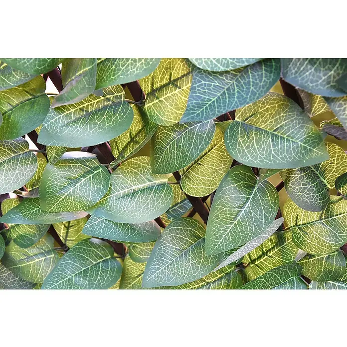Faura Celosía extensible Mimbre con Hojas de Arce - 2 x 1 m, Verde - Primer plano del seto de flores artificiales verdes, que muestra una textura realista y colores vibrantes. Perfecto como decoración interior y exterior.