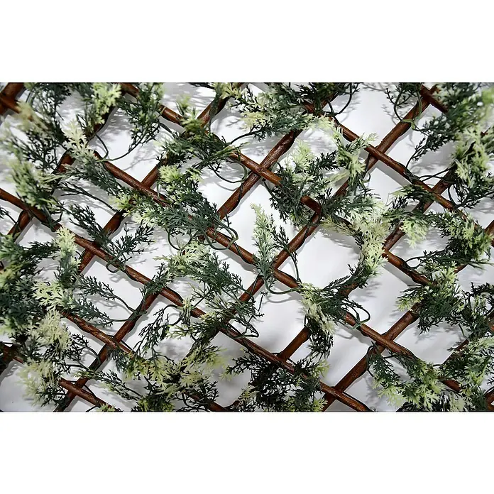 Faura Celosía extensible Mimbre con Hojas de Ciprés - 2 x 1 m, Verde - Biombo decorativo con plantas verdes y blancas entrelazadas en una celosía de madera marrón, añadiendo un toque natural.