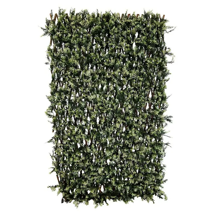 Faura Celosía extensible Mimbre con Hojas de Ciprés - 2 x 1 m, Verde - Primer plano de una pared de seto artificial decorativa para exteriores, ideal para un diseño de jardín elegante y como pantalla de privacidad.
