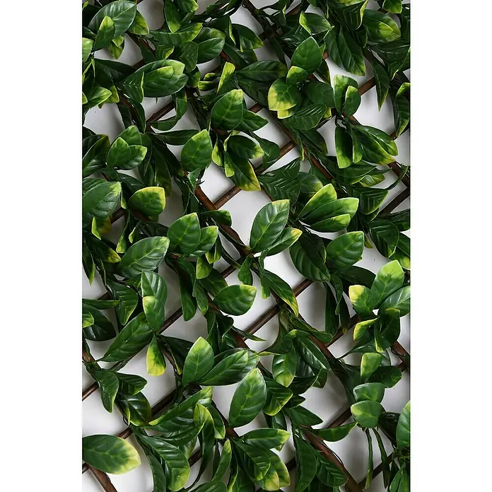 Faura Celosía extensible Mimbre con Hojas de Laurel - 2 x 1 m, Verde - Primer plano del panel de plantas artificiales con exuberantes hojas verdes y un entramado de madera, ideal como valla de jardín decorativa.