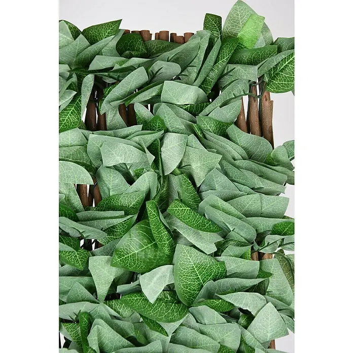 Faura Celosía extensible Mimbre con Hojas de Arce - 2 x 1 m, Verde - Primer plano de una valla de hojas artificiales con hojas verdes y estructura de madera, ideal para la decoración de jardines y patios.
